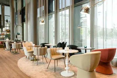 Ein Sitzbereich in der Unterkunft Motel One Dresden am Zwinger