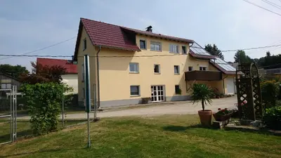 Das Gebäude in dem sich die Ferienwohnung befindet