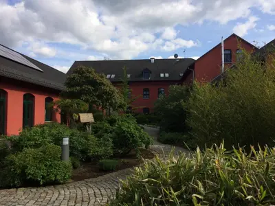 Ein Garten an der Unterkunft Ferienwohnung zum Storchennest