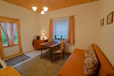 Ein Sitzbereich in der Unterkunft Ferienwohnung UHU neben der Schrammsteinbaude