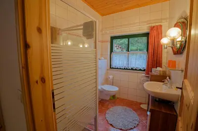 Ein Badezimmer in der Unterkunft Ferienwohnung UHU neben der Schrammsteinbaude