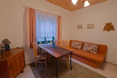 Ein Sitzbereich in der Unterkunft Ferienwohnung UHU neben der Schrammsteinbaude