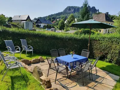 Ein allgemeiner Bergblick oder ein Berglick von des Ferienhauses aus