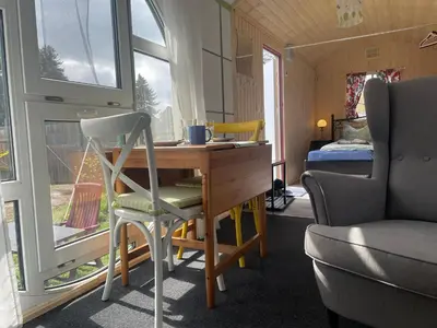 Ein Sitzbereich in der Unterkunft Bauwagen Villa Maibeere
