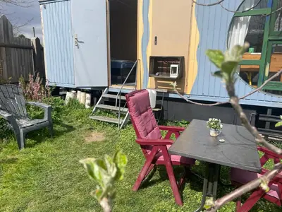 Ein Garten an der Unterkunft Bauwagen Villa Maibeere