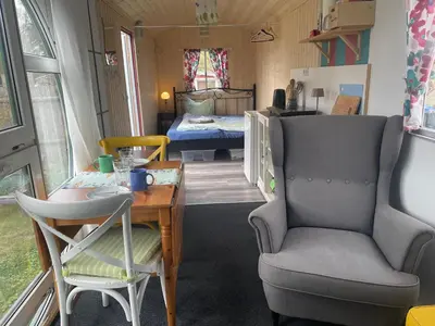 Ein Sitzbereich in der Unterkunft Bauwagen Villa Maibeere