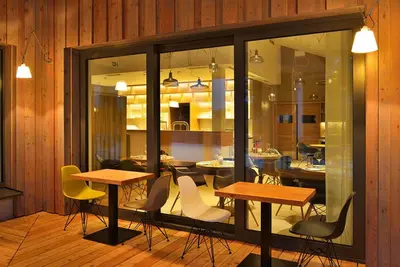 Ein Restaurant oder anderes Speiselokal in der Unterkunft TraumHaus im Elsterpark