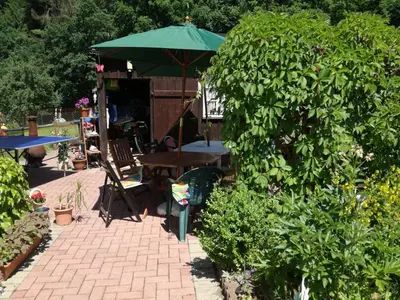 Ein Garten an der Unterkunft Ferienwohnung am Wald