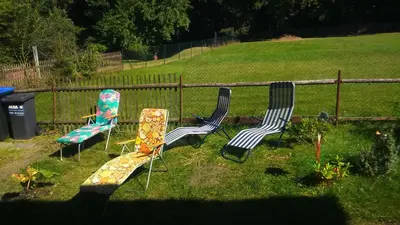 Ein Garten an der Unterkunft Ferienwohnung am Wald