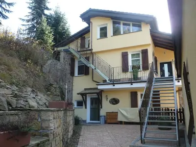 Das Gebäude in dem sich die Ferienwohnung befindet
