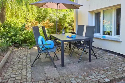 Ein Garten an der Unterkunft Grüne Oase mit eigener Terrasse zwischen Altstadt und Hafen #1