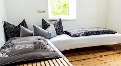 Ein Bett oder Betten in einem Zimmer der Unterkunft Ferienwohnungen im Gasthaus Zur Grünen Wiese