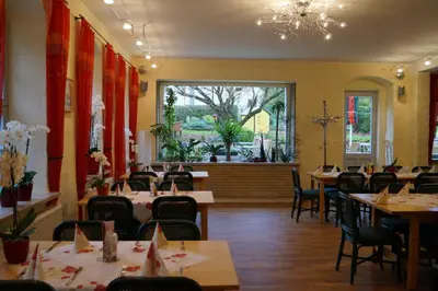 Ein Restaurant oder anderes Speiselokal in der Unterkunft Ferienwohnungen im Gasthaus Zur Grünen Wiese