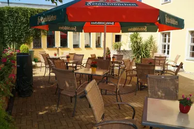 Ein Restaurant oder anderes Speiselokal in der Unterkunft Ferienwohnungen im Gasthaus Zur Grünen Wiese
