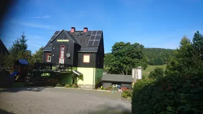 Das Gebäude in dem sich das Ferienhaus befindet