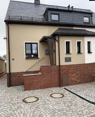 Das Gebäude in dem sich das Ferienhaus befindet