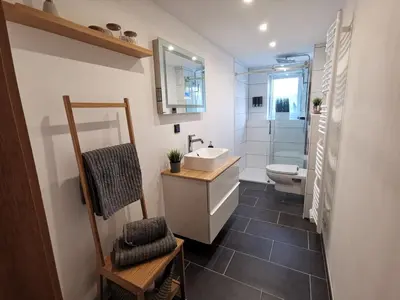 Ein Badezimmer in der Unterkunft Moderne 3BR Netflix,Kaffee,Wifi,Parken