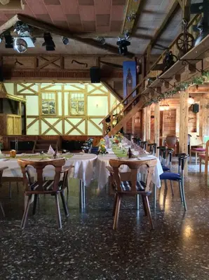 Ein Restaurant oder anderes Speiselokal in der Unterkunft Landhotel Quelle