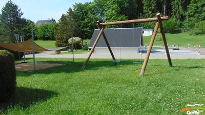 Ein Kinderspielbereich in der Unterkunft Blockhütte am Kegelsberg