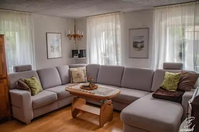 Ein Sitzbereich in der Unterkunft Ferienwohnung Eulennest