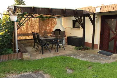 Ein Garten an der Unterkunft Ferienwohnung Rolle