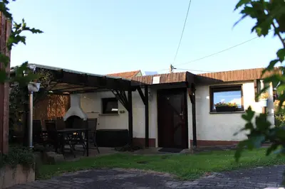 Das Gebäude in dem sich das Ferienhaus befindet