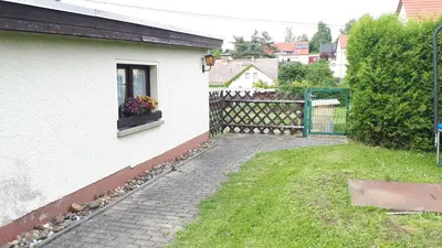 Ein Garten an der Unterkunft Ferienwohnung Rolle