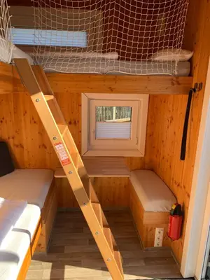 Ein Etagenbett oder Etagenbetten in einem Zimmer der Unterkunft Tiny House Lodge Dresden