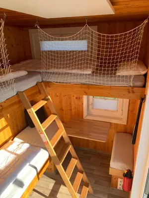Ein Etagenbett oder Etagenbetten in einem Zimmer der Unterkunft Tiny House Lodge Dresden