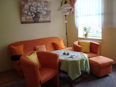 Ein Sitzbereich in der Unterkunft Ferienwohnung Kriedel