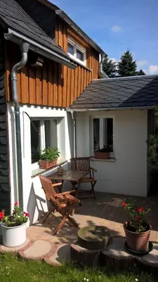 Das Gebäude in dem sich das Ferienhaus befindet