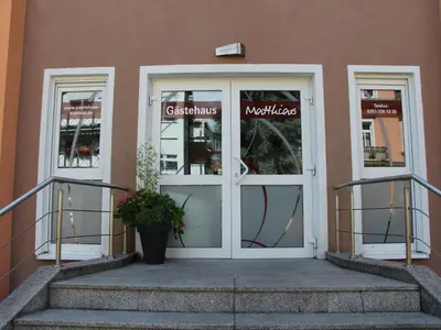 Eine Fassade oder ein Eingang zu Gästehaus Matthias