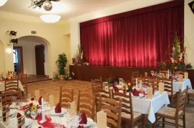 Ein Restaurant oder anderes Speiselokal in der Unterkunft Hotel Goldner Löwe