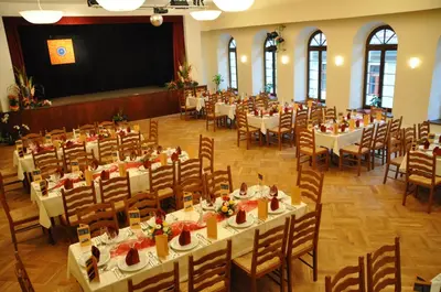 Ein Restaurant oder anderes Speiselokal in der Unterkunft Hotel Goldner Löwe
