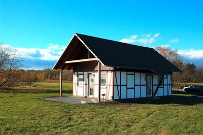 Das Gebäude in dem sich das Ferienhaus befindet