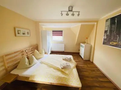 Ein Bett oder Betten in einem Zimmer der Unterkunft Großzügiges Ferienhaus am Senftenberger See mit 2 Terrassen