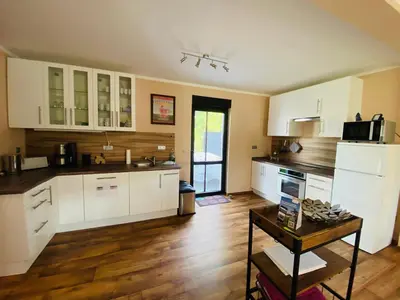 Küche/Küchenzeile in der Unterkunft Großzügiges Ferienhaus am Senftenberger See mit 2 Terrassen