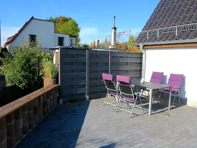 Ein Balkon oder eine Terrasse in der Unterkunft Großzügiges Ferienhaus am Senftenberger See mit 2 Terrassen