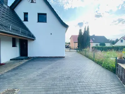 Das Gebäude in dem sich das Ferienhaus befindet