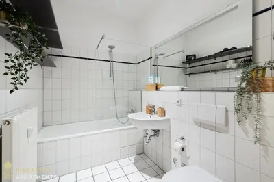 Ein Badezimmer in der Unterkunft PINEAPPLE APARTMENTS - Dresden Zwinger - 55qm