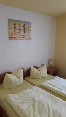 Ein Bett oder Betten in einem Zimmer der Unterkunft Hotel Rosengarten Leipzig-Naunhof