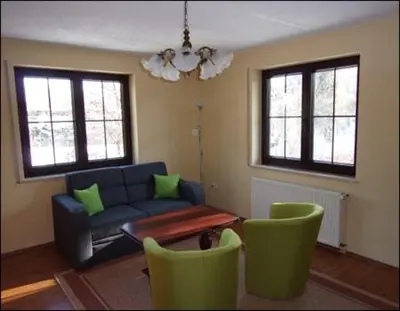 Ein Sitzbereich in der Unterkunft Ferienwohnung Kohrener Land