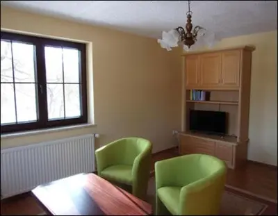 Ein Sitzbereich in der Unterkunft Ferienwohnung Kohrener Land