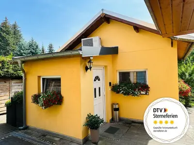 Das Gebäude in dem sich das Ferienhaus befindet