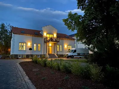Das Gebäude in dem sich das Ferienhaus befindet