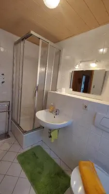 Ein Badezimmer in der Unterkunft Ferienwohnung Familie Schneider