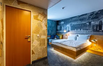 Ein Bett oder Betten in einem Zimmer der Unterkunft mightyTwice Hotel Dresden