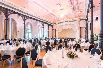 Ein Restaurant oder anderes Speiselokal in der Unterkunft mightyTwice Hotel Dresden