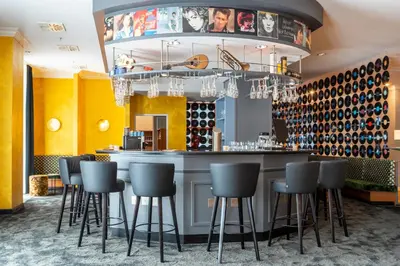 Getränke in der Unterkunft mightyTwice Hotel Dresden