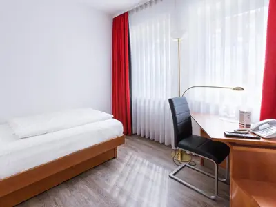 Ein Bett oder Betten in einem Zimmer der Unterkunft DORMERO Hotel Dresden Airport